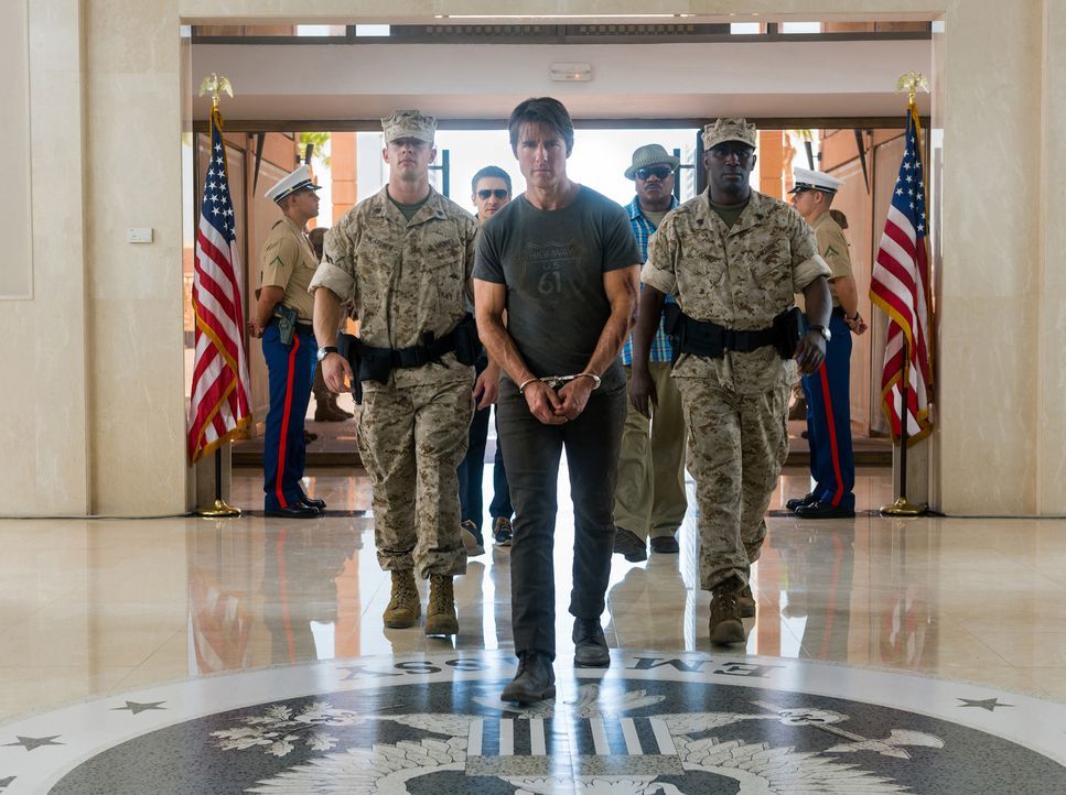 Vom Syndikat wird Ethan Hunt (Tom Cruise, M.) festgenommen, als er von einer heiklen Mission zurückkehrt. Die Organisation ahnt nicht, dass er sich... - Bildquelle: Keith Hamshere 2015 PARAMOUNT PICTURES. ALL RIGHTS RESERVED.