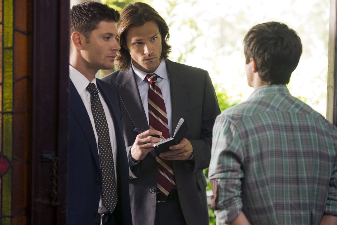 Dean (Jensen Ackles, l.) und Sam (Jared Padalecki, M.) versuchen, bei dem Studenten Brian (Leigh Parker, r.) wichtige Informationen zu bekommen, doc... - Bildquelle: Warner Bros. Television