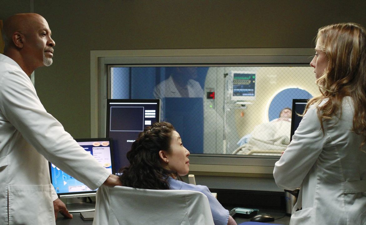 Sind sich bei der Behandlung von Henry (Scott Foley, 2.v.r.) nicht ganz einig: Cristina (Sandra Oh, 2.v.l.), Teddy (Kim Raver, r.) und Richard (Jame... - Bildquelle: ABC Studios