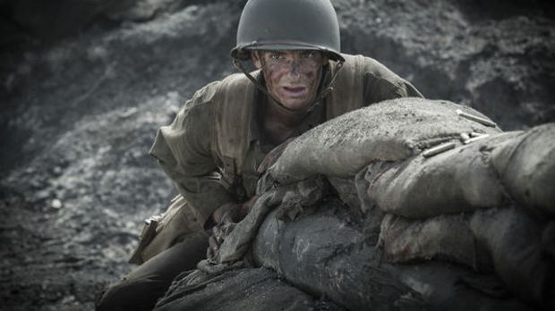 Desmond T. Doss, gespielt von Andrew Garfield, wird im Zweiten Weltkrieg als...