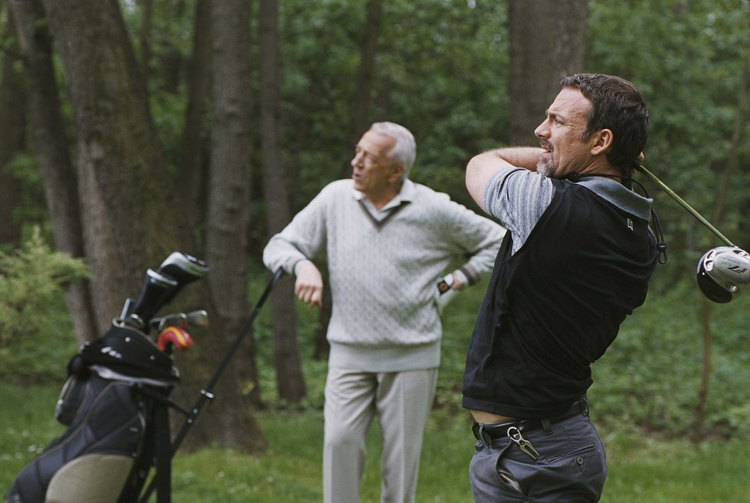 Beim Golfen bekommt Charles (Eric Savin, r.) selbst von Aufsichtsratsmitglied und Stiefvater Édouard (Jean-Pierre Cassel, l.) die Grenzen aufgezeig... - Bildquelle: 2006 Les Films Manuel Munz - Entre Chien et Loup - Okko Production - M6 Films - Araneo Belgium