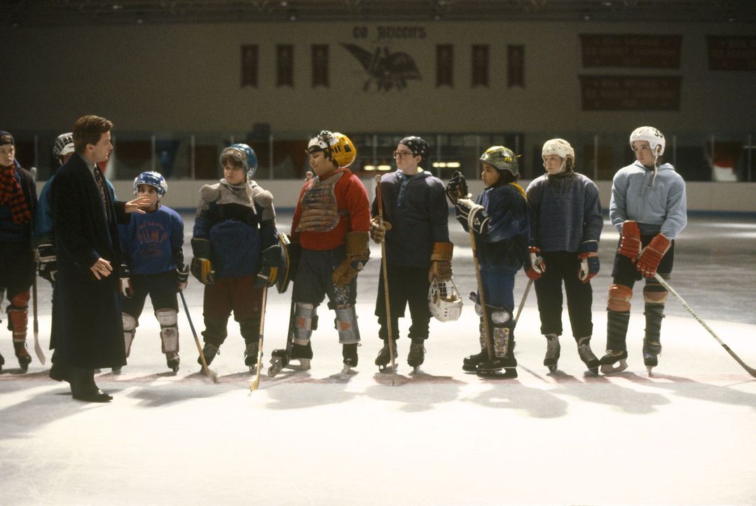 Aus einem Haufen rotzfrecher Jungen soll Gordon Bombay (Emilio Estevez, vorne 2.v.l.) eine brauchbare Eishockeymannschaft formen ...