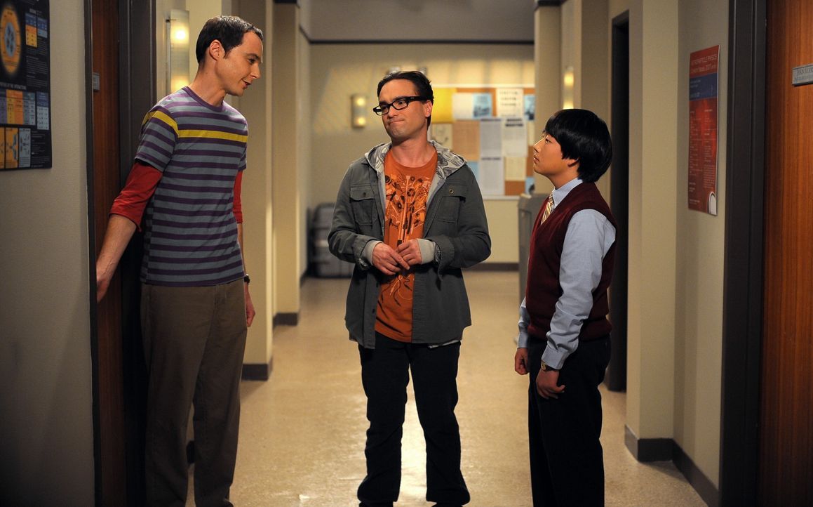 (v.l.n.r.) Sheldon Cooper (Jim Parsons); Leonard Hofstadter (Johnny Galecki); Dennis Kim (Austin Lee) - Bildquelle: Warner Bros. Television