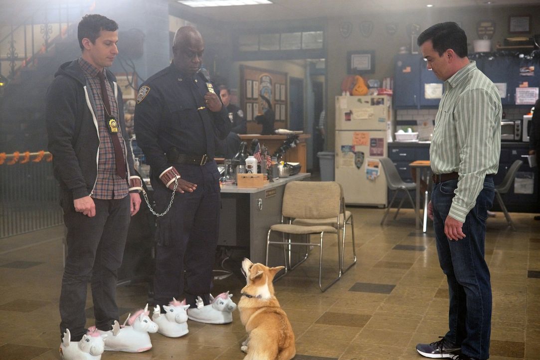 (v.l.n.r.) Jake Peralta (Andy Samberg); Ray Holt (André Braugher); Bill Hummertrout (Winston Story) - Bildquelle: Jordin Althaus 2019 NBCUniversal Media, LLC / Jordin Althaus