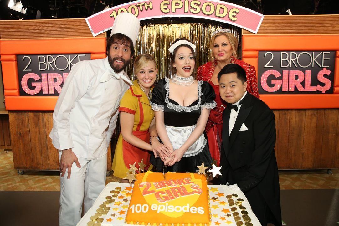 Der Cast feiert die 100. Episode der Serie: Jonathan Kite (l.), Beth Behrs (2.v.l.), Kat Dennings (M.), Jennifer Coolidge (2.v.r.) und Matthew Moy (... - Bildquelle: Warner Brothers