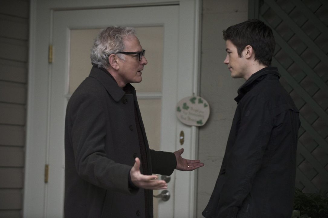 Als Barry (Grant Gustin, r.) erkennt, dass er vor 15 Jahren als Flash bereits in seinem Elternhaus war, sucht er einen Rat bei Dr. Stein (Victor Gar... - Bildquelle: Warner Brothers.