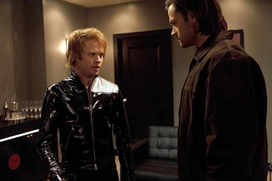 Gadreel (Jared Padalecki, r.) macht sich auf den Weg zu Thaddeus (Wesley MacInnes, l.), seinem ehemaligen Folterknecht, und setzt dort seinen Feldzu... - Bildquelle: 2013 Warner Brothers