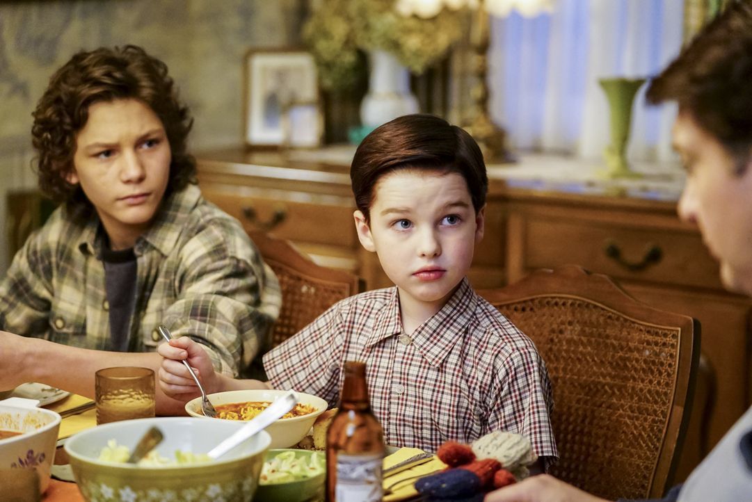 Auf Georgie (Montana Jordan, l.) und auch Sheldon (Iain Armitage, r.) warten einige Überraschungen ... - Bildquelle: Warner Bros. Television