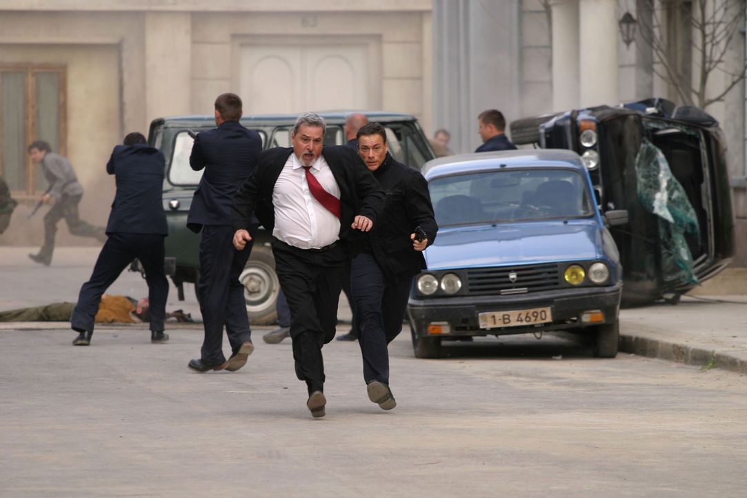 Schwer bewaffnete Rebellen wüten in der Hauptstadt, haben den amerikanischen Botschafter bereits getötet und drohen nun, den neuen moldawischen Pr... - Bildquelle: 2005 Micro Fusion 2004-15 LLP. All rights reserved.
