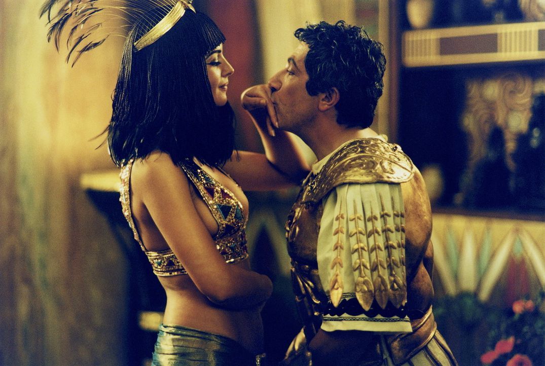 Die bildschöne Cleopatra (Monica Bellucci, l.) hat mit Julius Cäsar (Alain Chabat, r.) eine Wette am Laufen. Sie behauptet, dass es ihr gelingen wir... - Bildquelle: Tobis StudioCanal