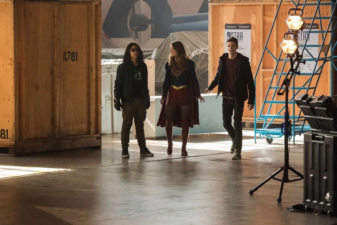 Während Cisco alias Vibe (Carlos Valdes, l.) immer noch wütend auf Barry (Grant Gustin, r.) ist, gerät Kara alias Supergirl (Melissa Benoist, M.) in... - Bildquelle: 2016 Warner Bros.