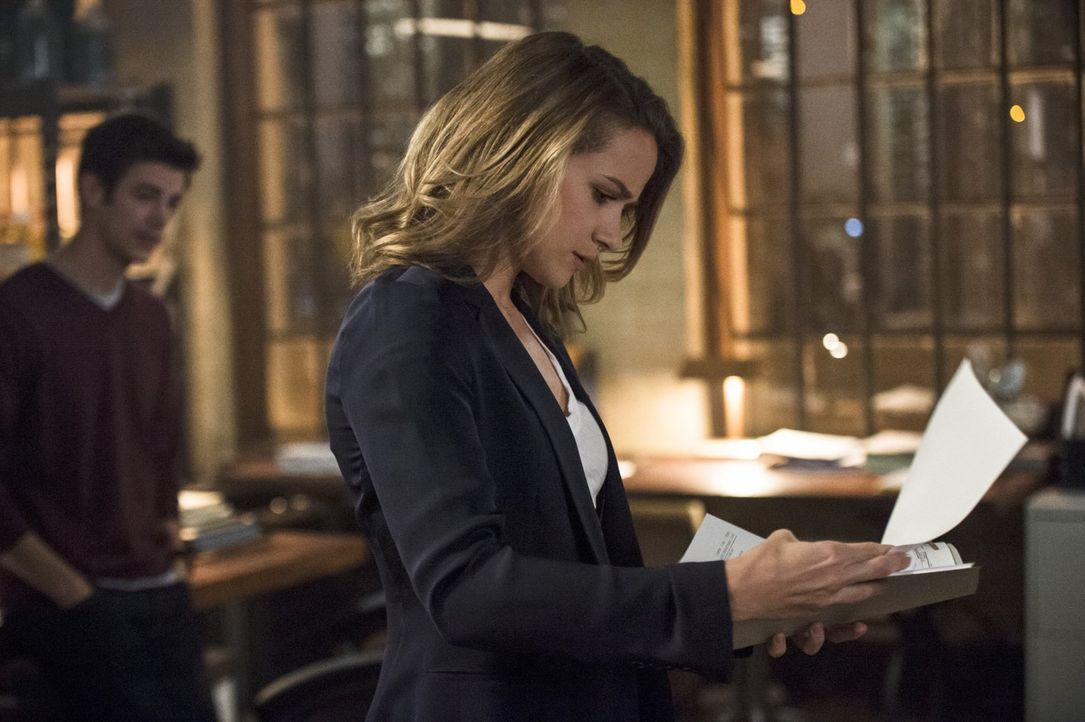 Als Patty (Shantel VanSanten) und Joe zu einem Tatort gerufen werden, erfährt die junge Polizistin etwas, was sie unter allen Umständen vor Barry ge... - Bildquelle: 2015 Warner Brothers.