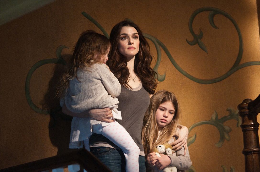 Für Libby (Rachel Weisz, M.) und ihre Töchter Dee Dee (Claire Geare, l.) und Trish (Taylor Geare, r.) wird der Umzug in ihr Traumhaus zum Albtraum,... - Bildquelle: 2011 Universal Studios