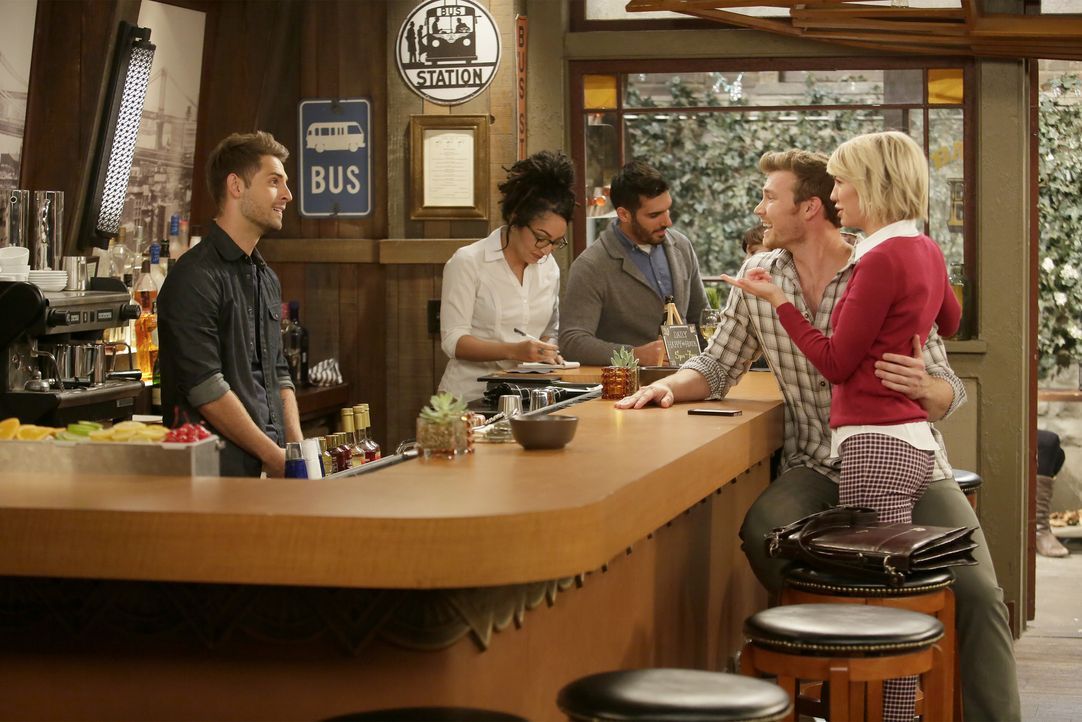 Ben (Jean-Luc Bilodeau, l.); Danny (Derek Theler, 2.v.r.); Riley (Chelsea Kane, r.) - Bildquelle: Nicole Wilder ABC Family / Nicole Wilder