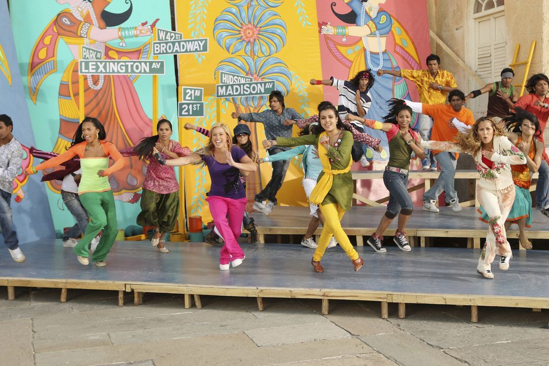 Choreographin Gita (Deepti Daryanani, 2. v. r.) kränkt Dorinda (Sabrina Bryan, 2. v. l.) indem sie ihr unterstellt, die Mädchen (Kiely Williams, l.... - Bildquelle: Disney - ABC - ESPN Television
