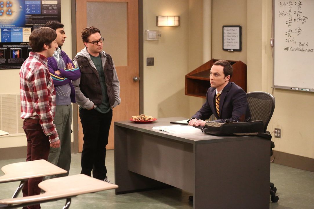 Sheldon (Jim Parsons, r.) wird dazu gezwungen, eine Klasse zu unterrichten. Howard (Simon Helberg, l.) überrascht seine Freunde Leonard (Johnny Gale... - Bildquelle: Warner Brothers