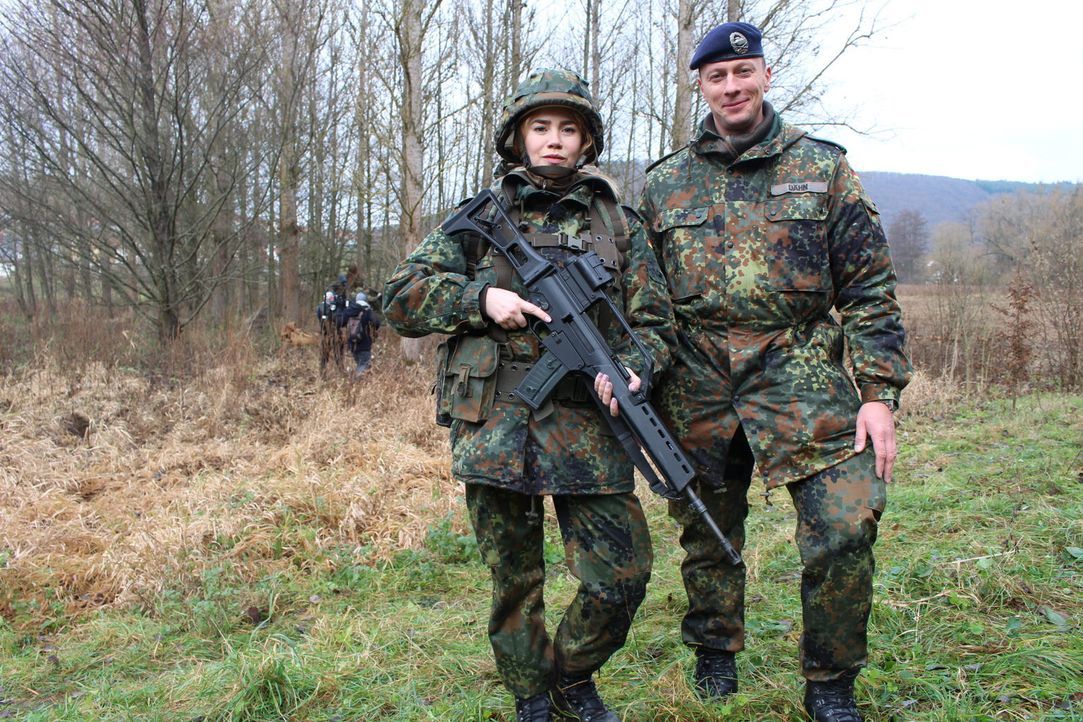 Bei "Palina in the Box" muss Moderatorin Palina Rojinski (l.) zur Bundeswehr. Doch wie wird sie sich schlagen? - Bildquelle: ProSieben