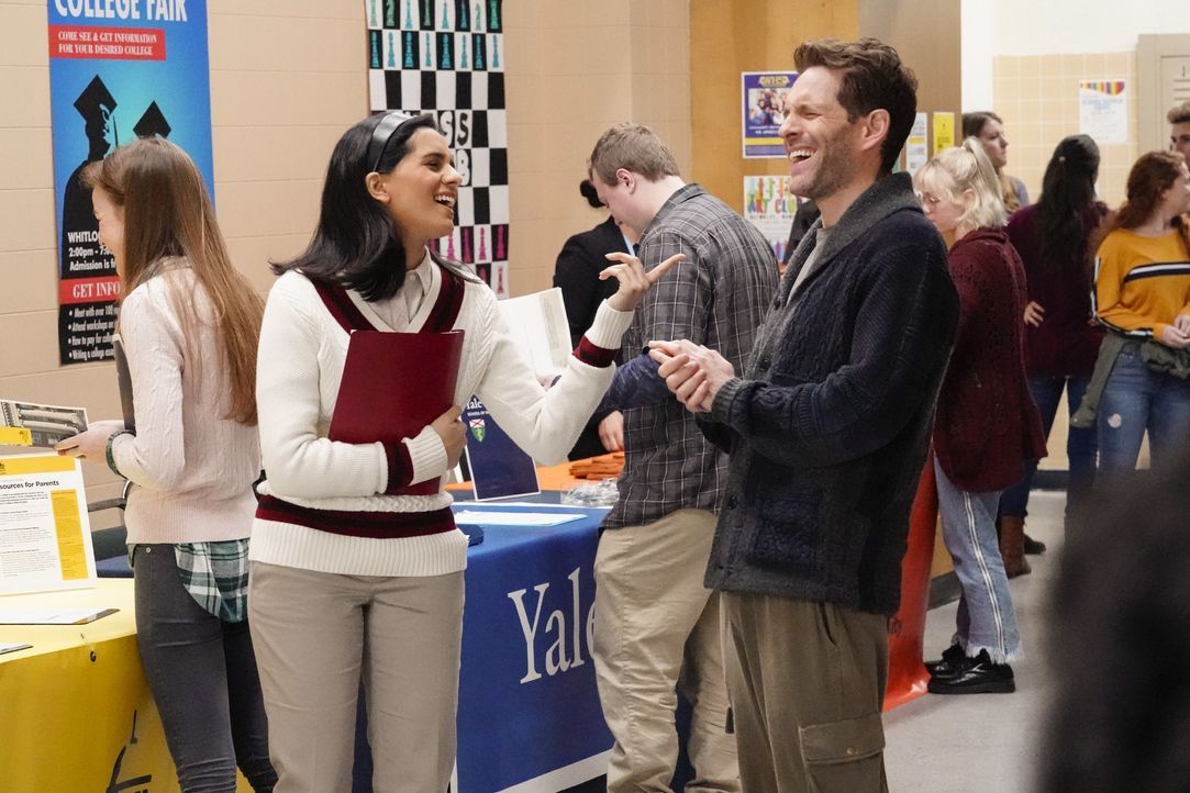 Sarika Sarkar (Aparna Brielle, l.); Jack Griffin (Glenn Howerton, r.) - Bildquelle: Evans Vestal Ward 2019 Universal Television LLC. ALL RIGHTS RESERVED. / Evans Vestal Ward
