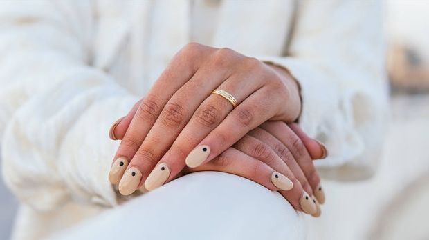 Nude Nails mit kreativen Design-Highlights