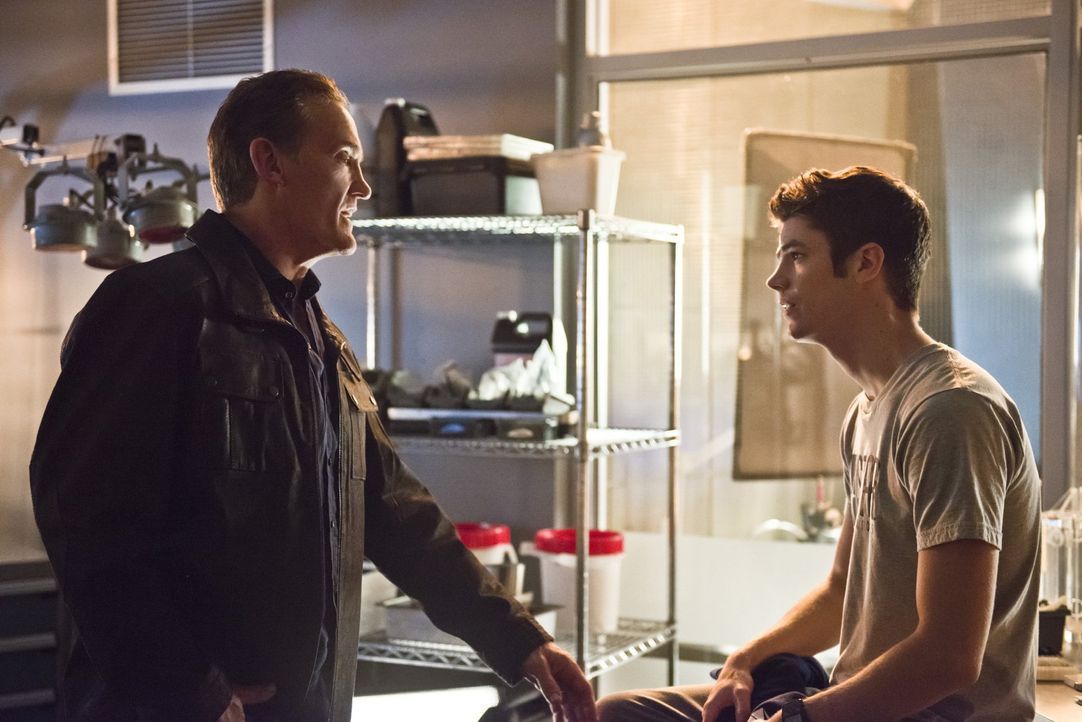 Barry (Grant Gustin, r.) ist nach seinem Kampf mit Zoom am Boden zerstört, da kann nur Henry (John Wesley Shipp, l.) helfen ... - Bildquelle: 2015 Warner Brothers.