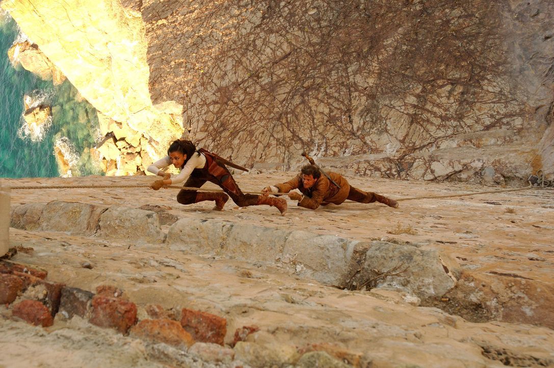 Müssen Kopf und Kragen riskieren, um ihre Verfolger abzuschütteln: der römische Legionär Aurelius (Colin Firth, r.) und die byzantinische Kriege... - Bildquelle: TOBIS Filmkunst GmbH & Co. Verleih KG