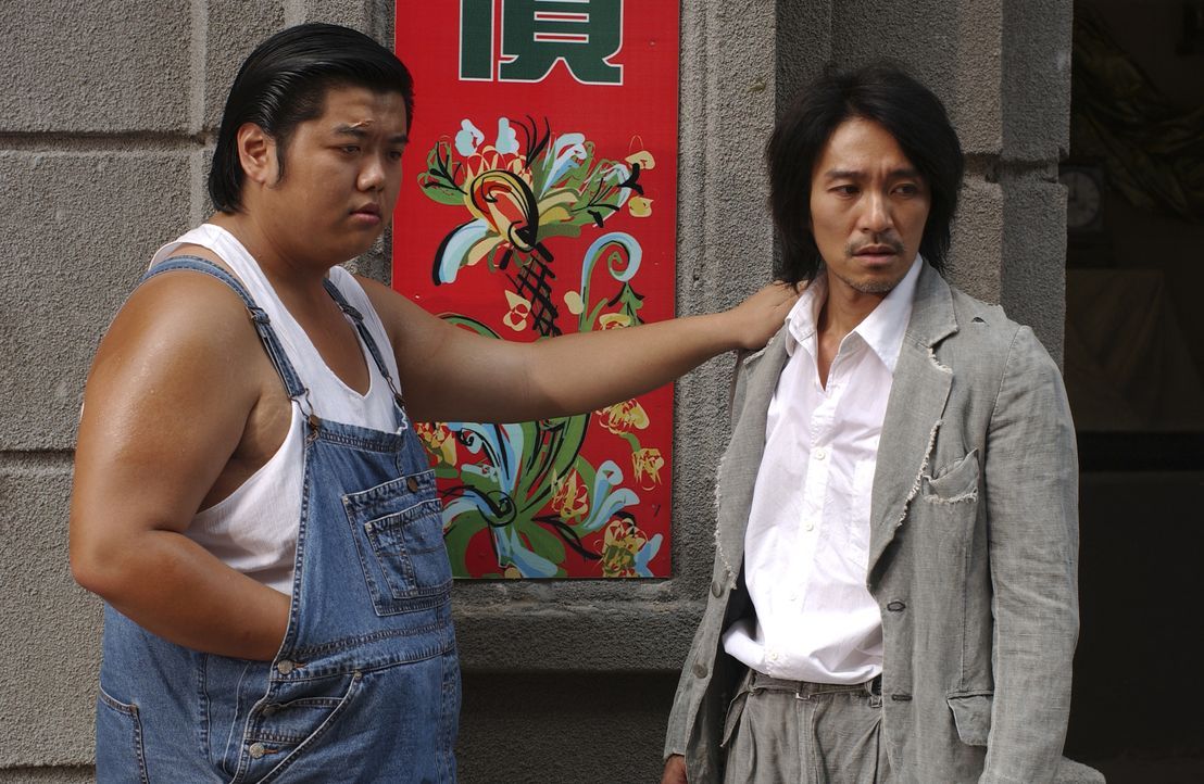 Als der Möchtegern-Ganove Sing (Stephen Chow, r.) und sein Kumpel Gu (Lam Tze Chung, l.) in die neue Stadt kommen, ahnen sie nicht, in welchen Schla... - Bildquelle: 2004 Columbia Pictures Film Production Asia Limited. All Rights Reserved.