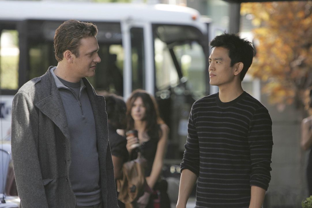 Wird Marshall (Jason Segel, l.) das Jobangebot von Jeff Coatsworth (John Cho, r.) annehmen? - Bildquelle: 20th Century Fox International Television