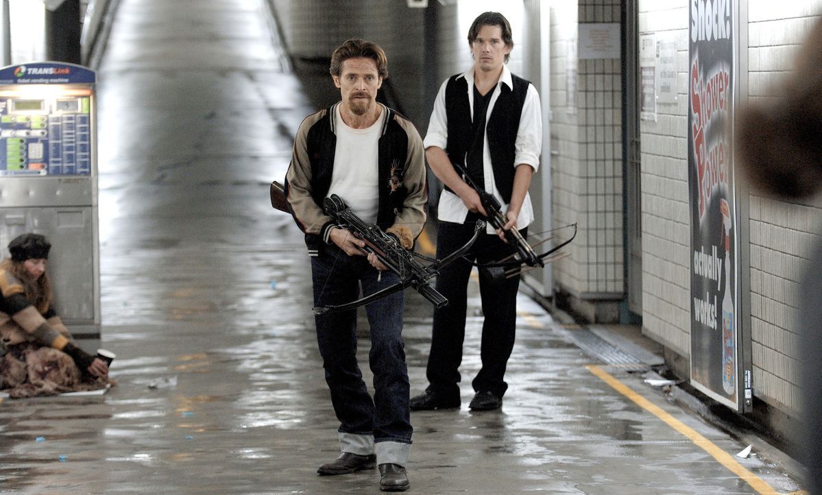Ein Kampf um Leben und Tod beginnt: Forscher Edward Dalton (Ethan Hawke, r.) und Ex-Vampir Elvis (Willem Dafoe, l.) ... - Bildquelle: 2010 Tiberius Film GmbH & Co. KG