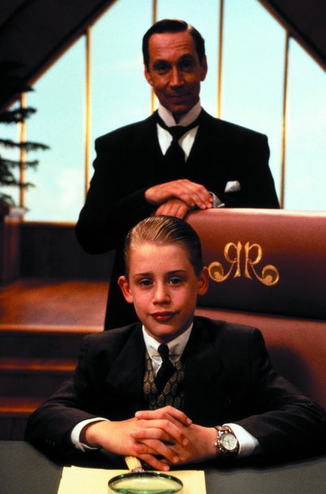Als seine Eltern nach einem Flugzeugunglück verschollen sind, braucht Luxuskind Richie Rich (Macaulay Culkin, vorne) dringend Freunde, die ihm bei... - Bildquelle: 1994 Warner Bros.