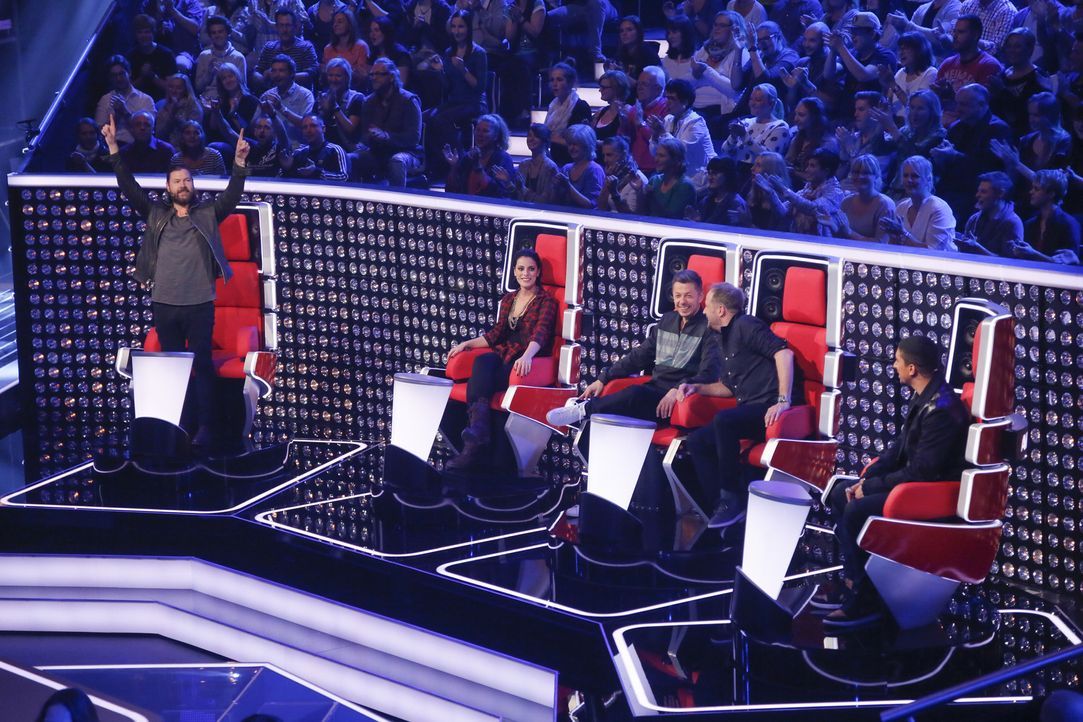 In zwei Fünfergruppen performen die zehn Sänger eines Teams nacheinander ihren Lieblingssong. Schwere Entscheidung: Ihr Coach darf nur drei Talente... - Bildquelle: Richard Hübner SAT.1/ProSieben