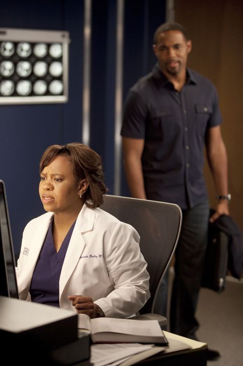 Während Ben (Jason Jorge, r.) etwas Besonderes für Bailey (Chandra Wilson, l.) plant, die jedoch durch ihre Arbeit abgelenkt ist, feiern die Assiste... - Bildquelle: Touchstone Television