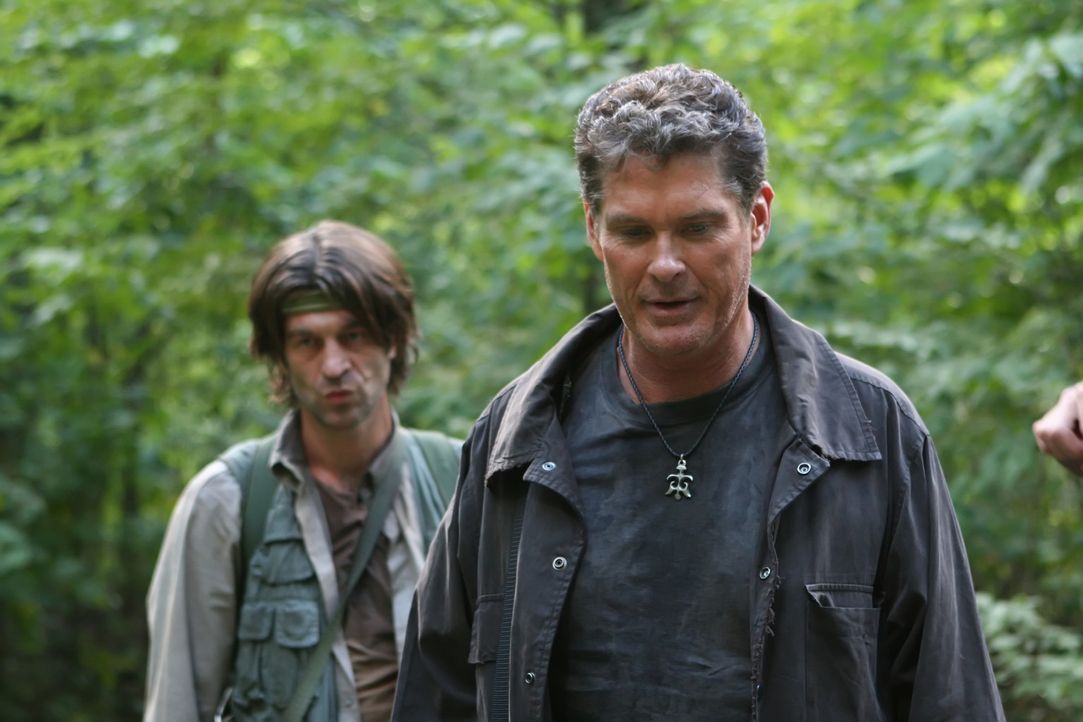 Auf der Jagd nach einer riesigen, genmanipulierten Anakonda: Hammett (David Hasselhoff, r.) und Peter (Zoltan Butuc, l.) ... - Bildquelle: 2008 Worldwide SPE Acquisitions Inc. All Rights Reserved.