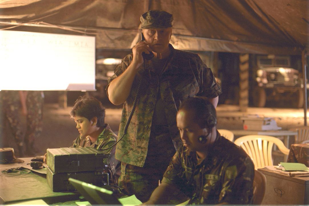 General Frank Lewis (Rutger Hauer, M.) hat eine Truppe zusammengestellt, die Terroristen, die sich bei philippinischen Soldaten versteckt halten, hi... - Bildquelle: 2005 The Pacific Trust. All Rights Reserved.