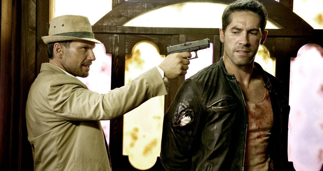 Der dubiose US-Lieutenant West (Christian Slater, l.) jagt den "Gringo" (Scott Adkins, r.) und schreckt auch nicht davor zurück, diesen umzubringen,... - Bildquelle: 2014 Tiberius Film GmbH.