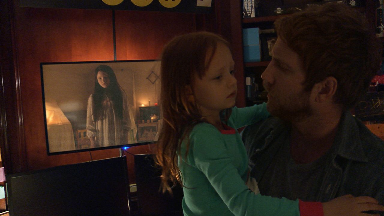 Noch wissen Ryan (Chris J. Murray, r.) und seine Tochter Leila (Ivy George, M.) nicht, dass sie schon bald Opfer des Dämons werden, der einst Katie... - Bildquelle: 2015 Paramount Pictures.