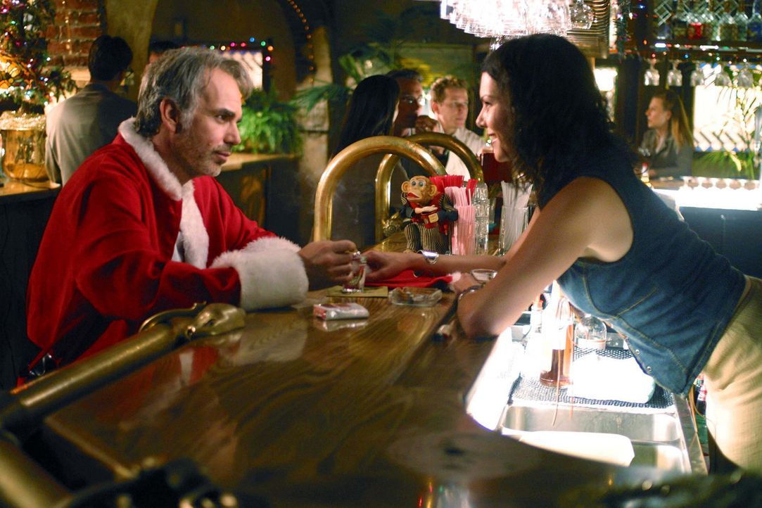 Stokes  (Billy Bob Thornton, l.) ist nicht gerade der perfekte Weihnachtsmann: Er trinkt, flucht und schreit mit Vorliebe die Kinder an, bis er auf... - Bildquelle: 2006 Sony Pictures Television International.