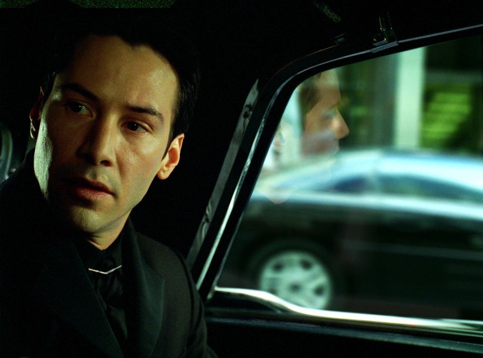 Ein letztes Mal gibt das Orakel Neo (Keanu Reeves) Ratschläge, doch diese könnten ebenso Täuschung sein wie alles andere im gewaltigen Konzept de... - Bildquelle: Warner Bros.