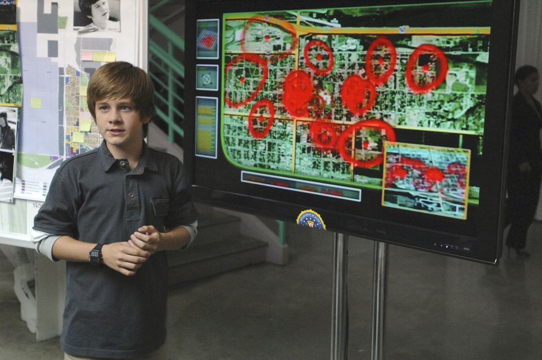 Man kann es kaum glauben, aber der kleine Charlie (Luke Benward) hat eine Zeitmaschine entwickelt, mit der man einige Tage in der Zeit vor oder zur - Bildquelle: 2007 Disney Channel