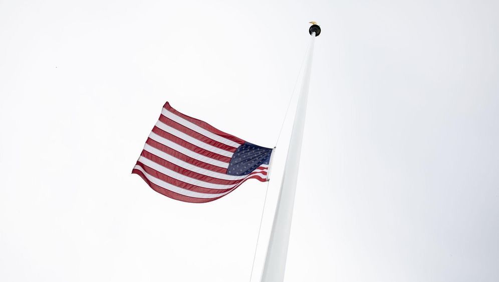 Flaggen auf halbmast Mehr als 400.000 Fälle in den USA