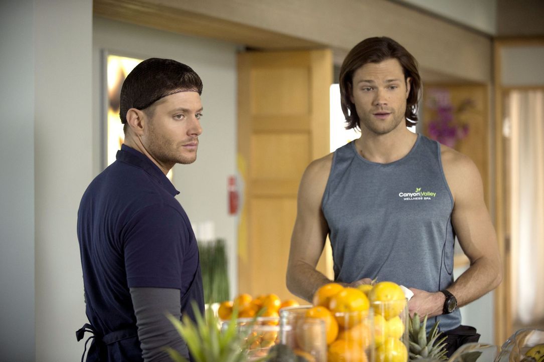 Dean (Jensen Ackles, l.) und Sam (Jared Padalecki, r.) ermitteln undercover in einem schicken Wellnesscenter - als Küchenhilfe und als Fitnesstraine... - Bildquelle: 2013 Warner Brothers