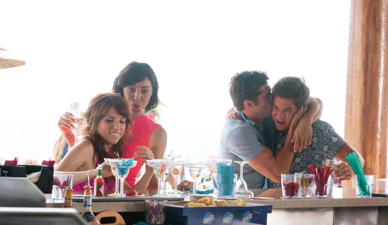 Eigentlich sollten Alice (Anna Kendrick, l.) und Tatiana (Aubrey Plaza, 2.v.l.) als Dates für Dave (Zac Efron, 2.v.r.) und Mike (Adam DeVine, r.) da... - Bildquelle: Gemma Lamana 2016 Twentieth Century Fox Film Corporation.  All rights reserved./Gemma LaMana