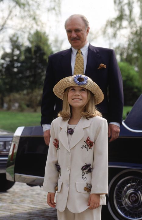 Nach dem Rollentausch steht Waisenkind Amanda (Mary-Kate Olsen, vorne) das erste Mal vor dem riesigen Anwesen ihrer Zwillingsschwester Alyssa. Nur B... - Bildquelle: Warner Bros.
