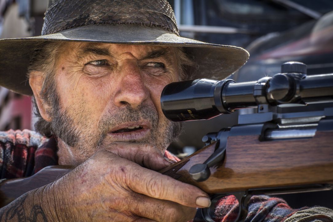 Er ist der letzte Mann, dem man im Outback begegnen möchte: Schweinejäger Mick Taylor (John Jarratt) ... - Bildquelle: Mark Rogers 2013