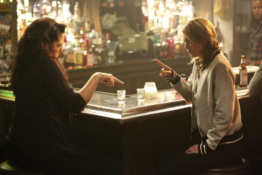 Der sehnliche Wunsch nach Sex und Liebe treibt die Freundinnen Meredith (Ellen Pompeo, r.) und Callie (Sara Ramirez, l.) an die Bar ... - Bildquelle: ABC Studios