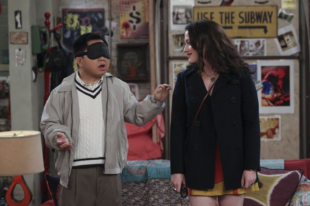 Als Max (Kat Dennings, r.) vom privaten Problem ihres Chefs Lee (Matthew Moy, l.) erfährt, ist sie bereit, ihm unter die Arme zu greifen. Ob das ein... - Bildquelle: Warner Bros. Television