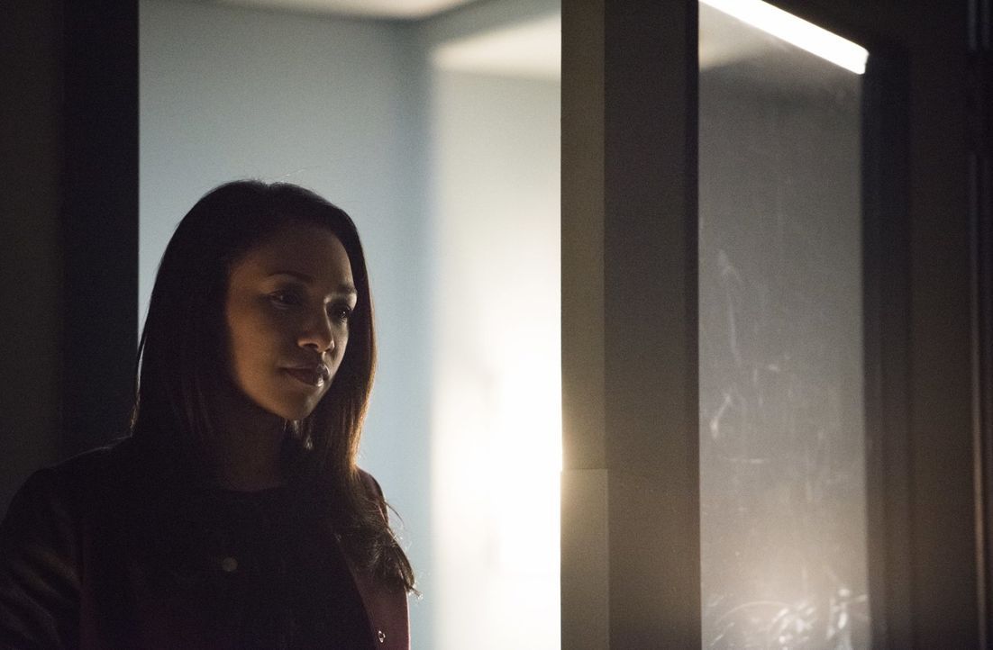 Erkennt Iris (Candice Patton), was für Gefühl sie wirklich für Barry hat oder wird sie Eddie ein Versprechen geben? - Bildquelle: Warner Brothers.