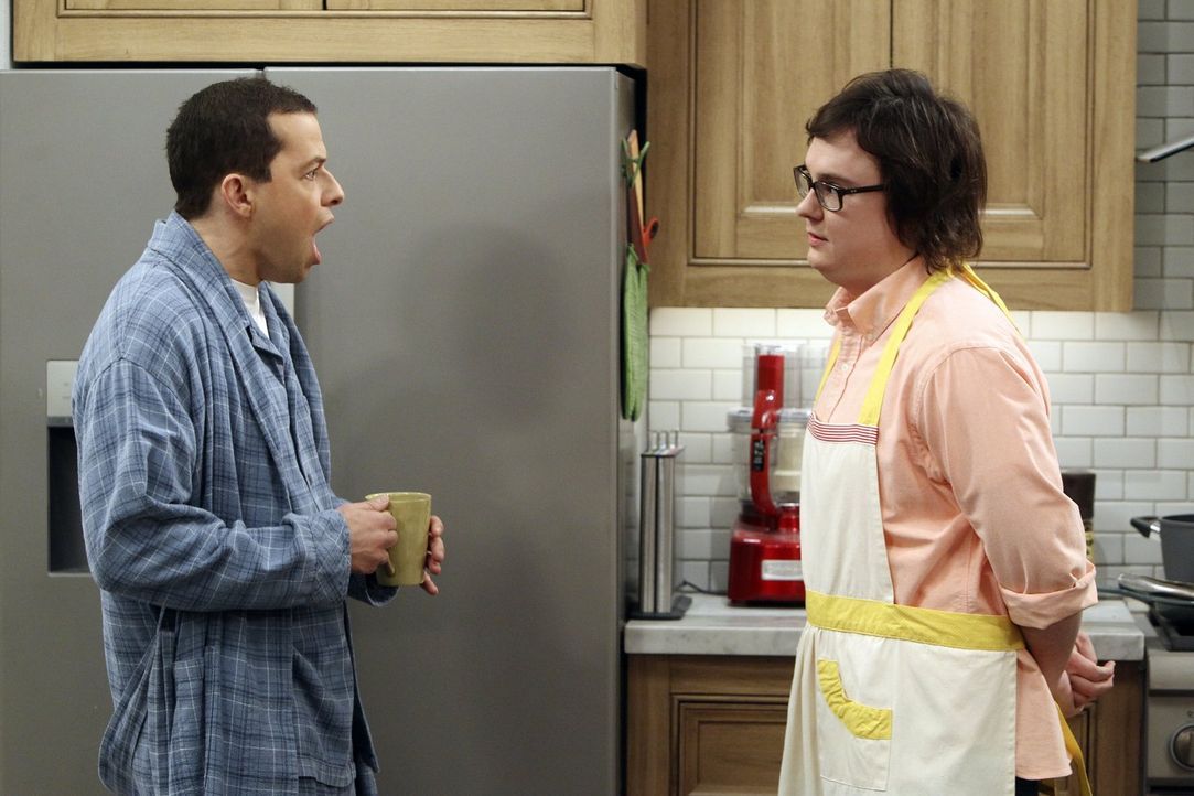Alan (Jon Cryer, l.) ist reichlich irritiert über die Anwesenheit von Waldens Freund Barry (Clark Duke, l.) in der Küche ... - Bildquelle: Warner Brothers Entertainment Inc.