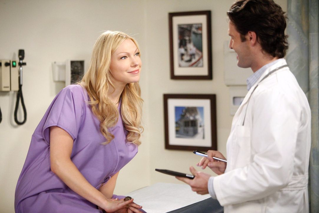 Ihr neuer Gynäkologe Dr. Ben Thomas (Tom Parker, r.), ist für Chelsea (Laura Prepon, l.) ein Sünde wert ... - Bildquelle: Warner Brothers