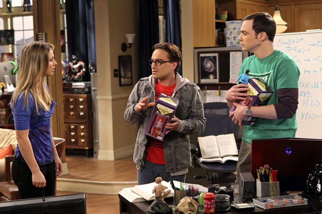 Nachdem Sheldon (Jim Parsons, r.) eine bissige Bemerkung darüber macht, dass sich Penny (Kaley Cuoco, l.) immer auf ihre Kosten durchfuttert, überra... - Bildquelle: Warner Bros. Television