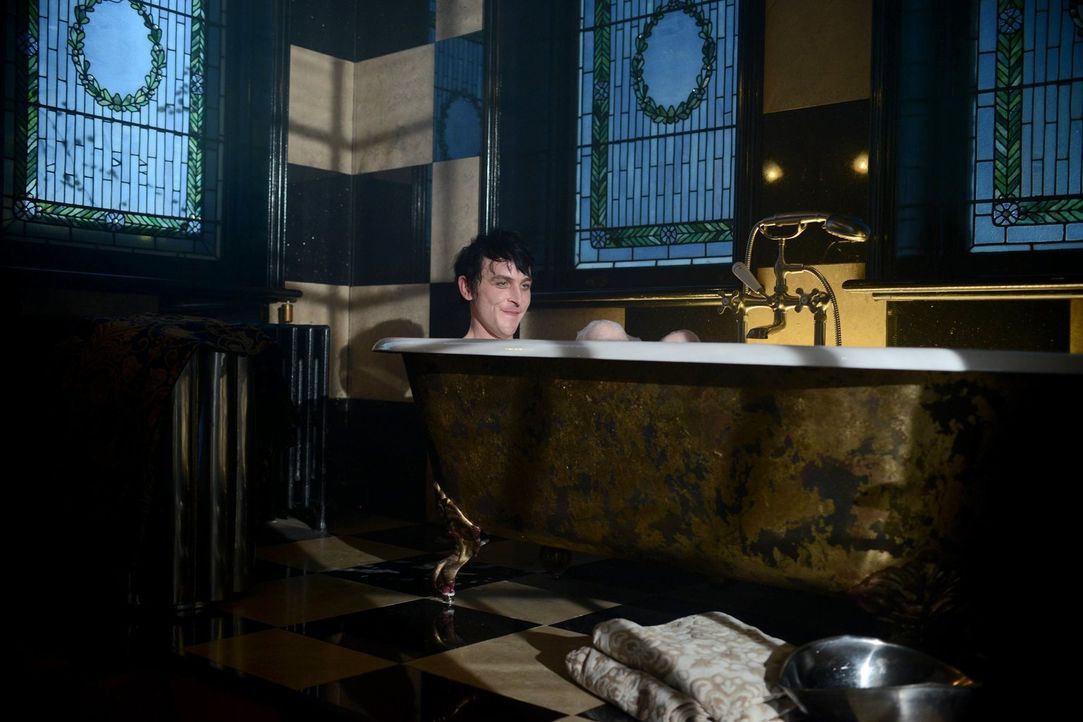 Nachdem er aus Arkham entlassen wurde, trifft Penguin (Robin Lord Taylor) am Grab seiner Mutter auf seinen totgeglaubten Vater, während Bruce mit Se... - Bildquelle: Warner Brothers